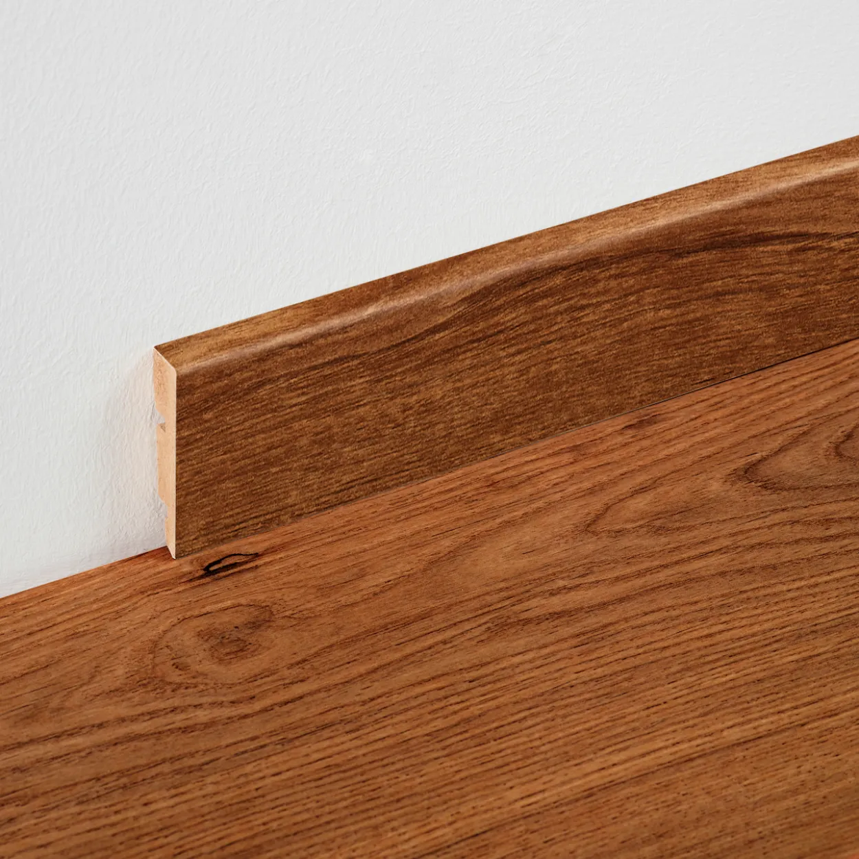 Berryalloc teak brun sokkellist 2,4m