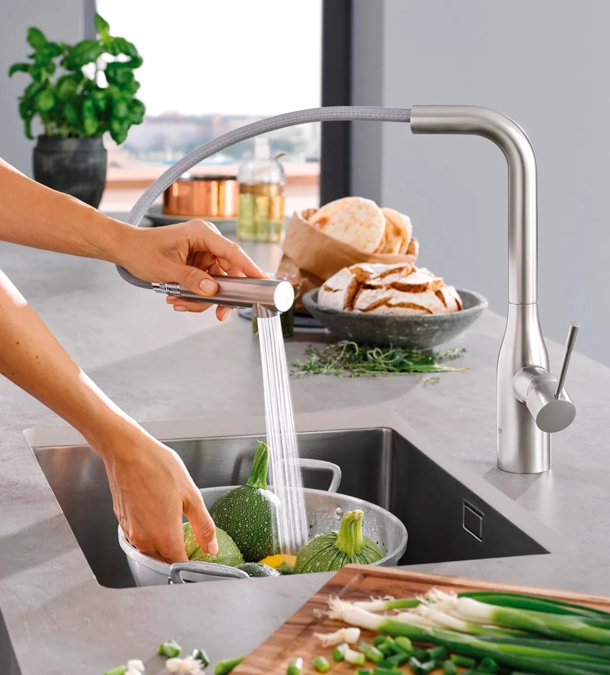 Grohe essence new kjøkkenarmatur m/l-tut supersteel