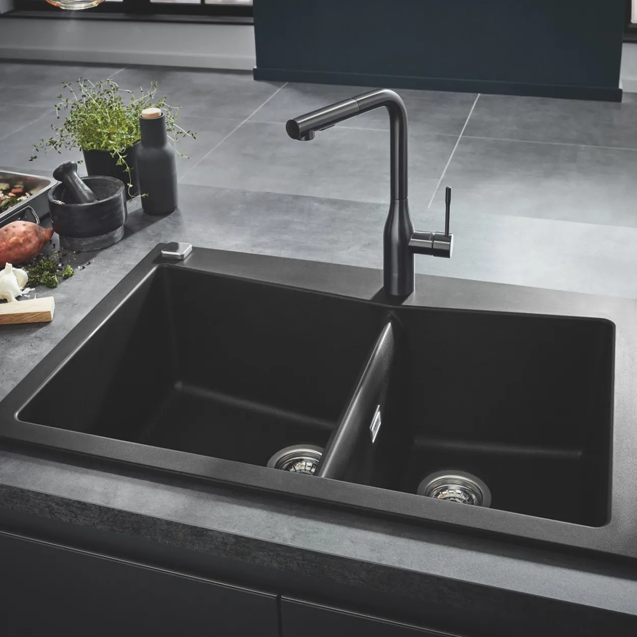 Grohe k700 kjøkkenkum dobbel 84x56 cm sort kvartskompositt m/avløpsgarnityr