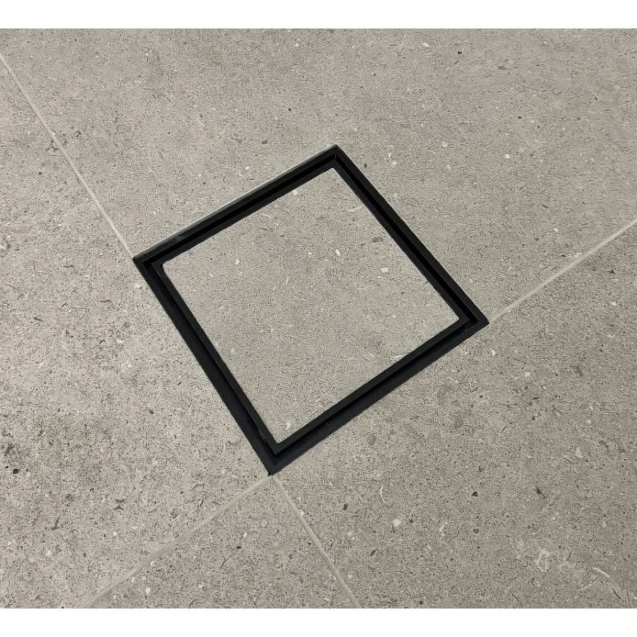 Slukrist tile in 20x20 cm sort matt