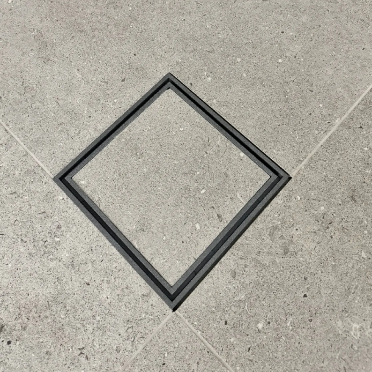 Slukrist tile in 20x20 cm stone finish mørk granitt
