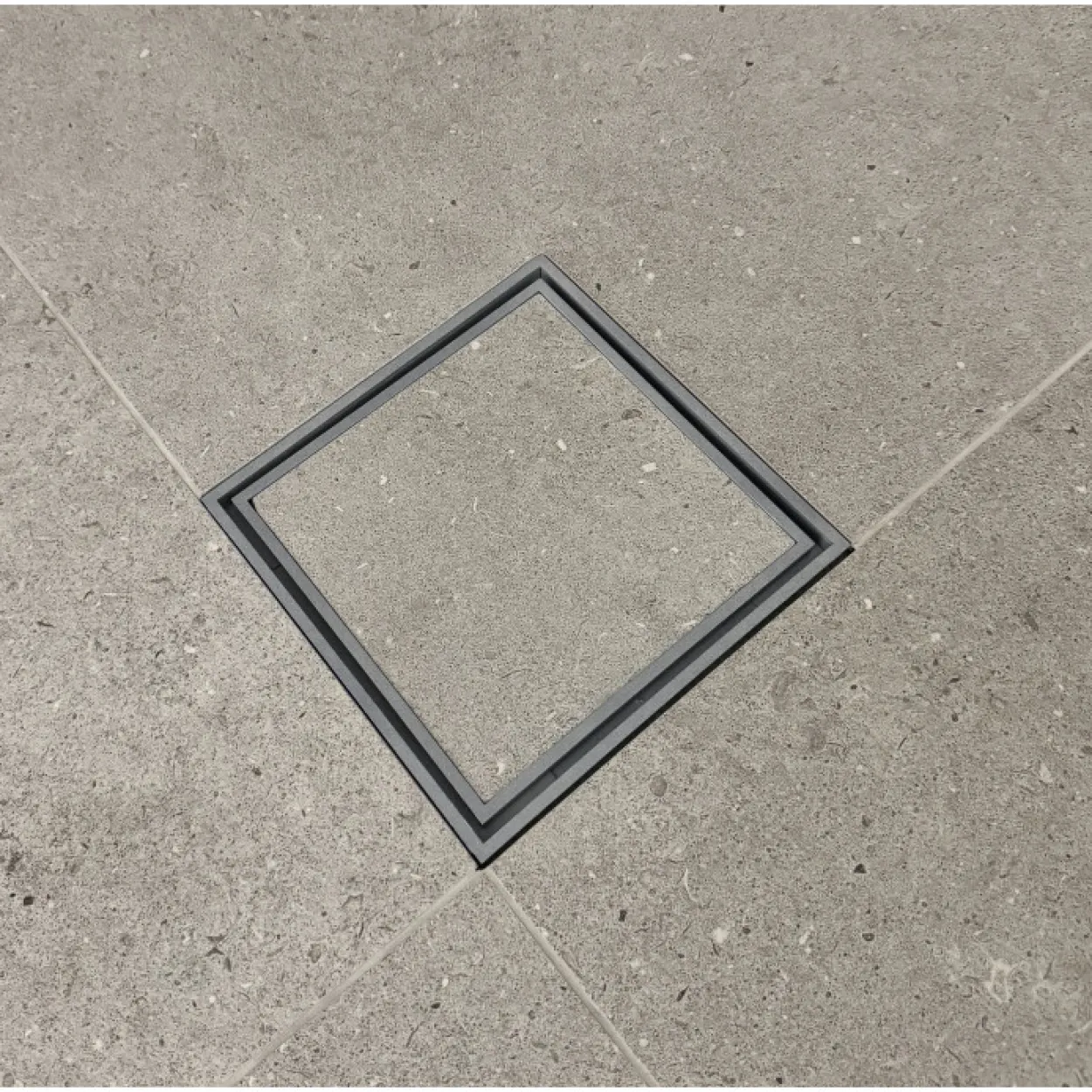 Slukrist tile in 20x20 cm stone finish granitt